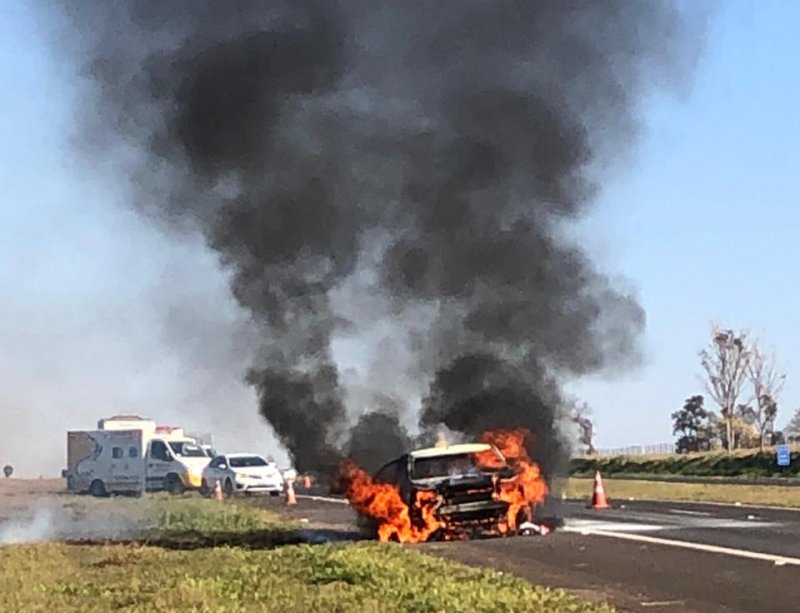 Veículo é destruído pelo fogo na Marechal Rondon