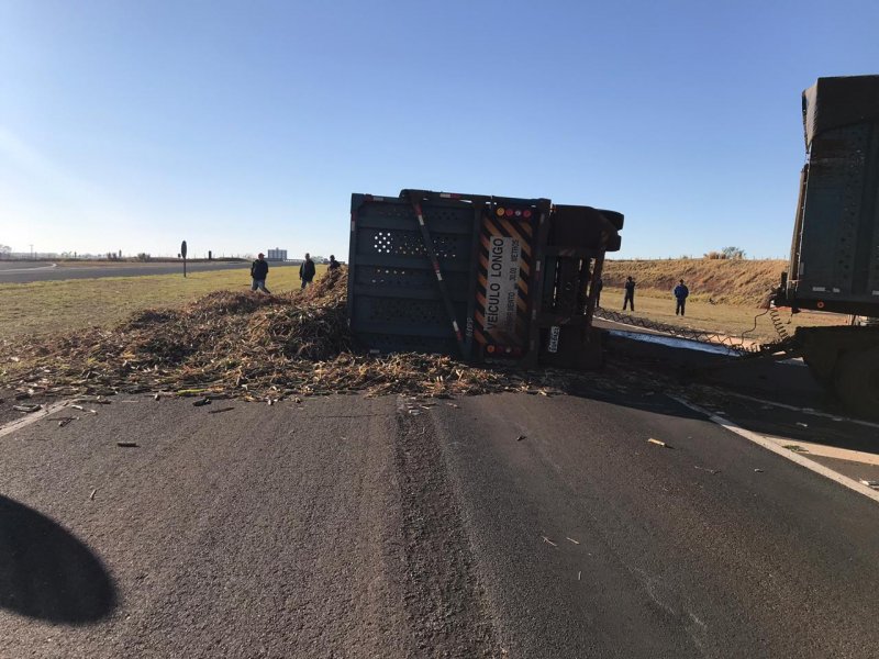 Rondon: Caminhão de cana tomba e interdita rodovia
