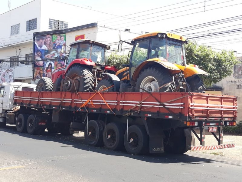 Polícia Rodoviária prende motorista de caminhão com tratores roubados