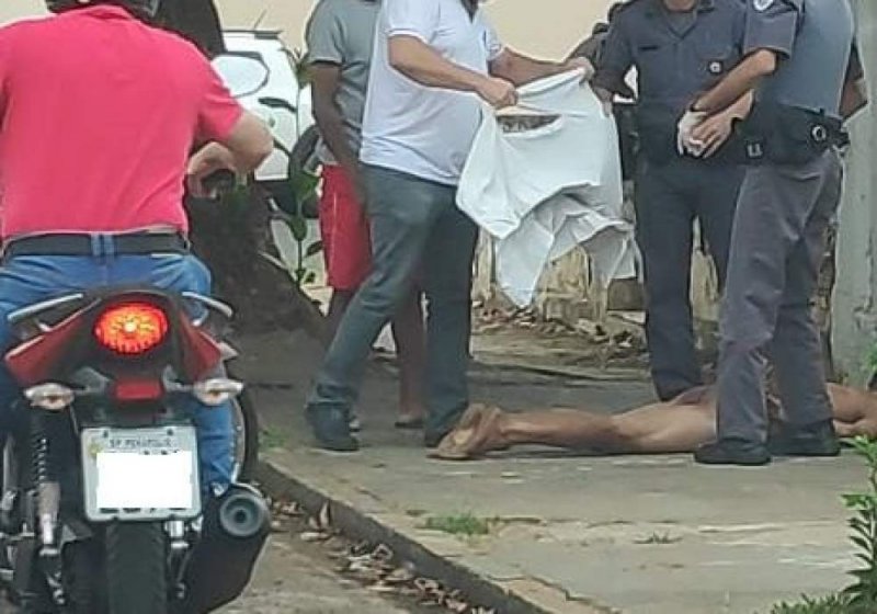 Homem nu é detido correndo pelas ruas da cidade