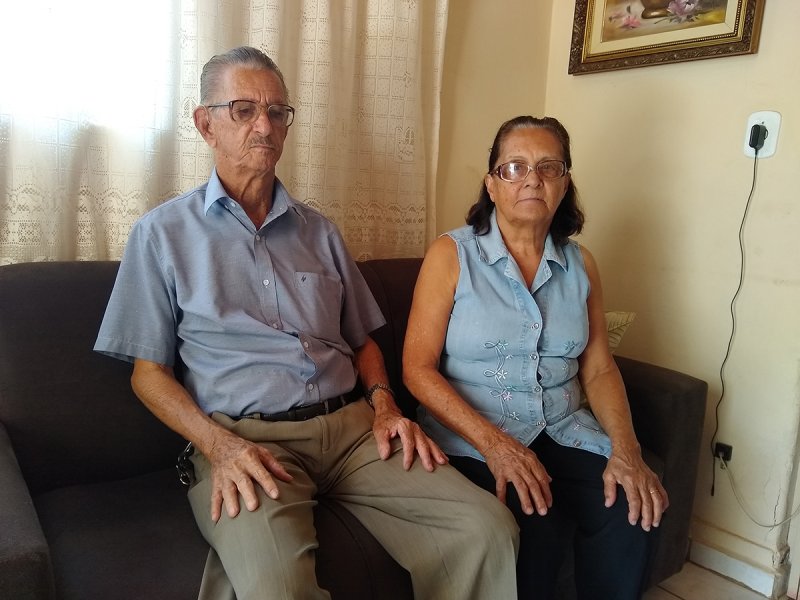 Honestidade: Casal devolve carteira com R$ 1,6 mil achada em lixeira