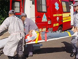 Treinamento: Bombeiros realizam simulado de combate a incêndio