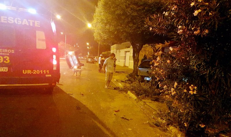 Soldador embriagado bate em carro estacionado em avenida
