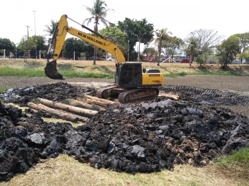 Nova iluminação é implementada no Parque Maria Chica; lagoa está sendo desassoreada