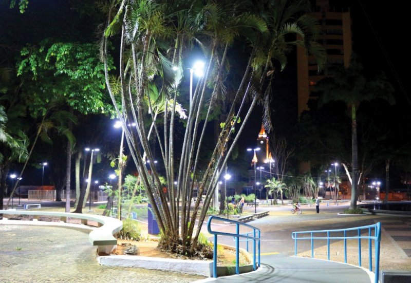 Postes e Luminárias: Praças públicas estão recebendo iluminação de led