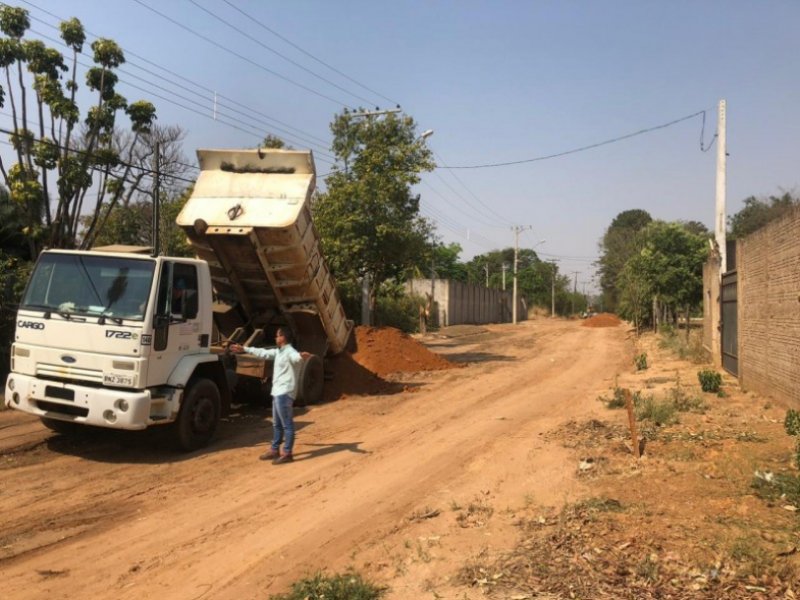 Prefeitura firma parceria com moradores para pavimentar ruas