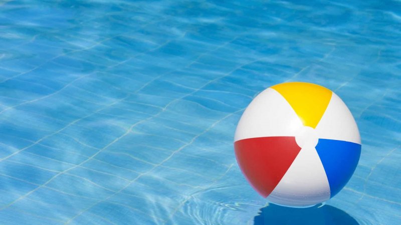 Menino de 2 anos morre ao se afogar em piscina