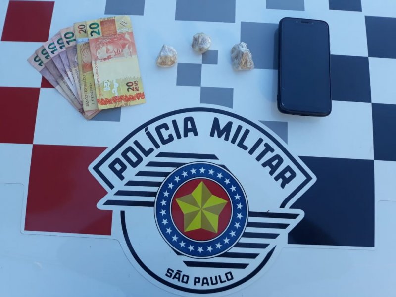 Mão e filho são flagrados transportando crack