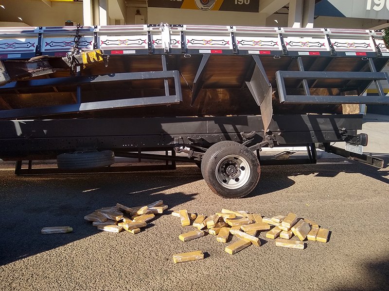 Centenas de tijolos: PM Rodoviária flagra caminhão transportando maconha
