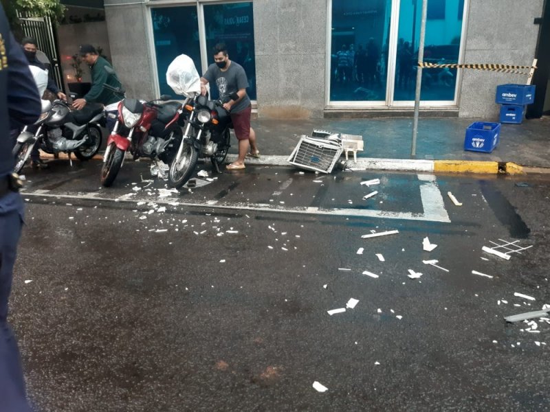 Ar-condicionado cai do 10º andar de prédio e assusta moradores no centro de Araçatuba