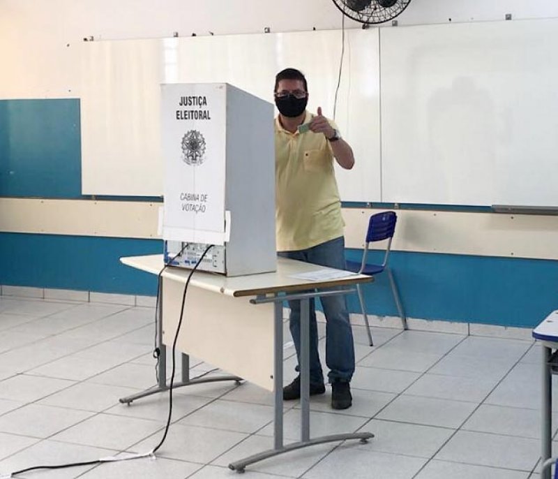 Candidato Roni Ferrareze vai à urna nesta manhã