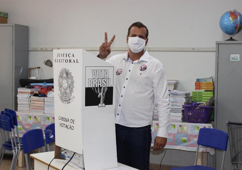 Candidato Kadu Domingues votou na escola municipal Armelindo Artioli