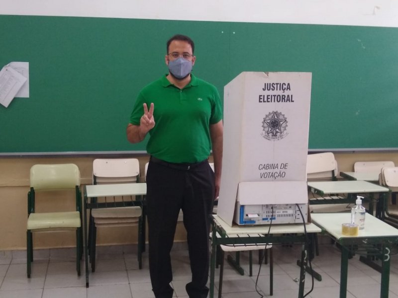 Evandro Tervedo é o último candidato a prefeito a votar.