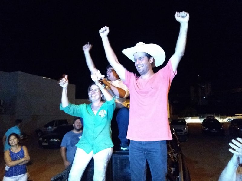 Caique e Mirela comemoram vitória