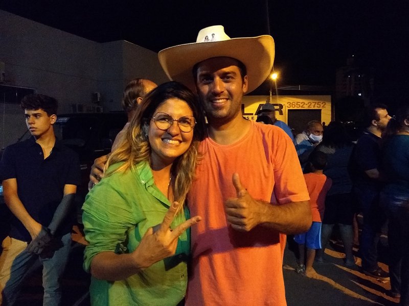 Festa: Caíque e Mirela comemoram vitória na eleição