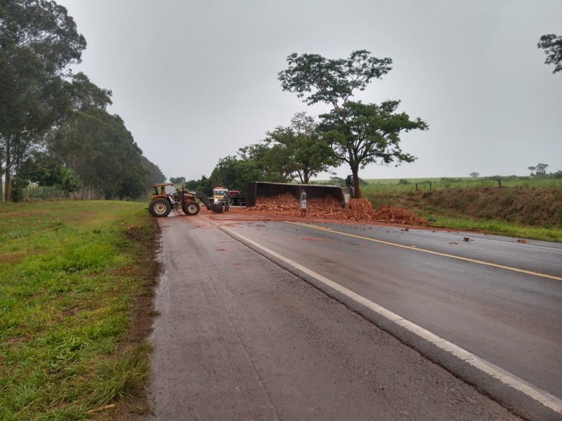 Acidente: Caminhão com tijolos e blocos tomba em rodovia