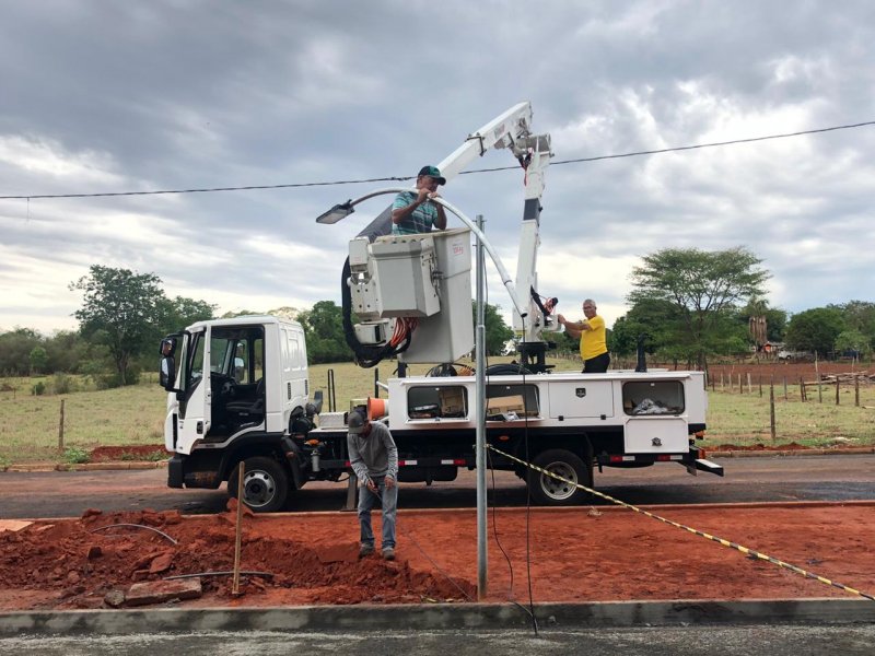 Obras efetua concretagem de calçadas na avenida Leopoldino Alves Cardoso