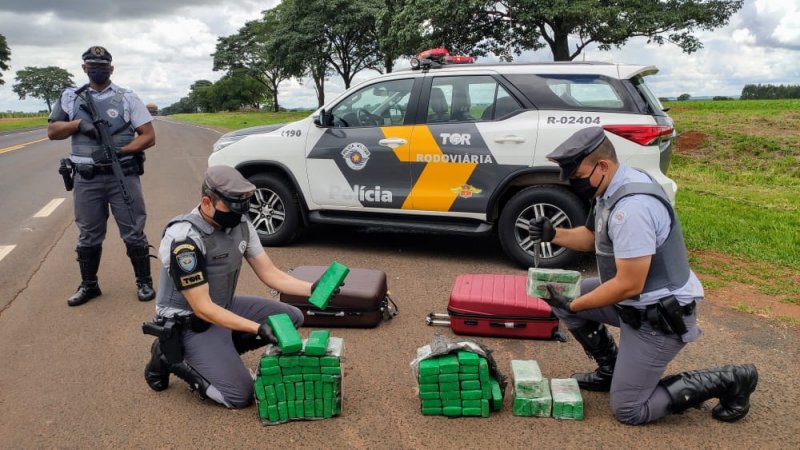 Policiais do TOR prende dois acusados de tráfico em rodovia