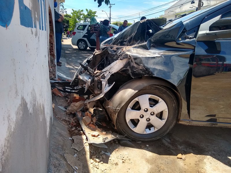 Condutora perde controle de carro em rua e bate em muro