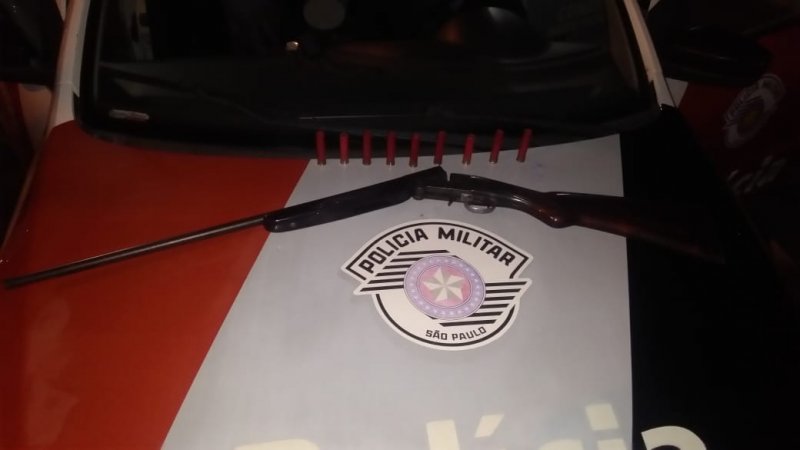 Polícia Militar encontra espingarda na residência de pedreiro no Jardim Pevi