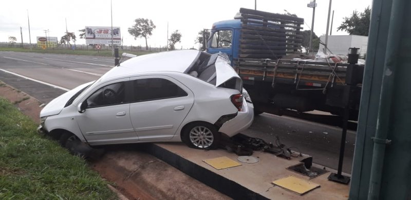 Caminhão sem freio atinge carro em praça de pedágio