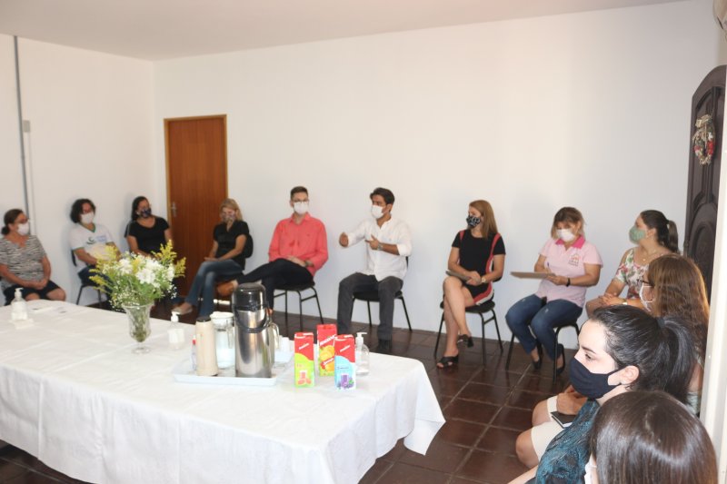 Caique Rossi visita equipe da Secretaria de Assistência Social 