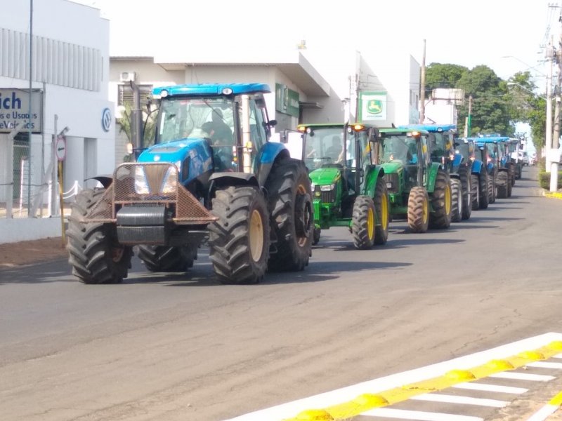 Agricultores fazem “tratoraço” contra aumento de ICMS