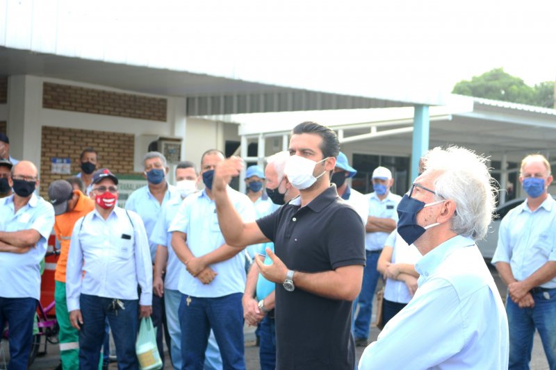 Prefeito visita Secretaria de Esportes e Daep