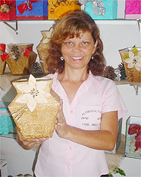 Reciclagem: Comerciante transforma caixas longa vida em vasos