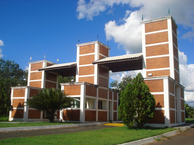 Idoso esfaqueia ex-mulher quatro vezes e deixa faca cravada nas costas da vítima