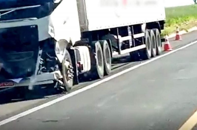 Região: Irmãos morrem em colisão de Biz contra carreta em rodovia