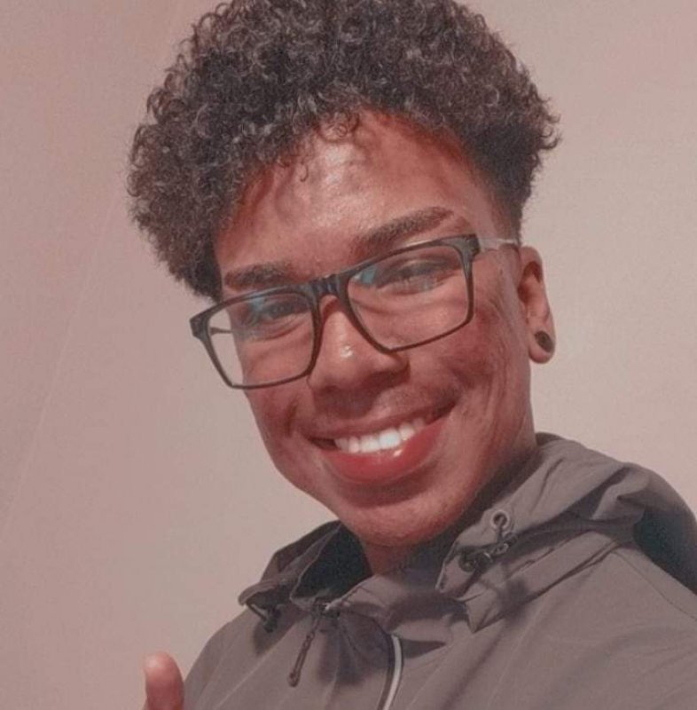 Jovem de 18 anos morre após bater carro em árvore