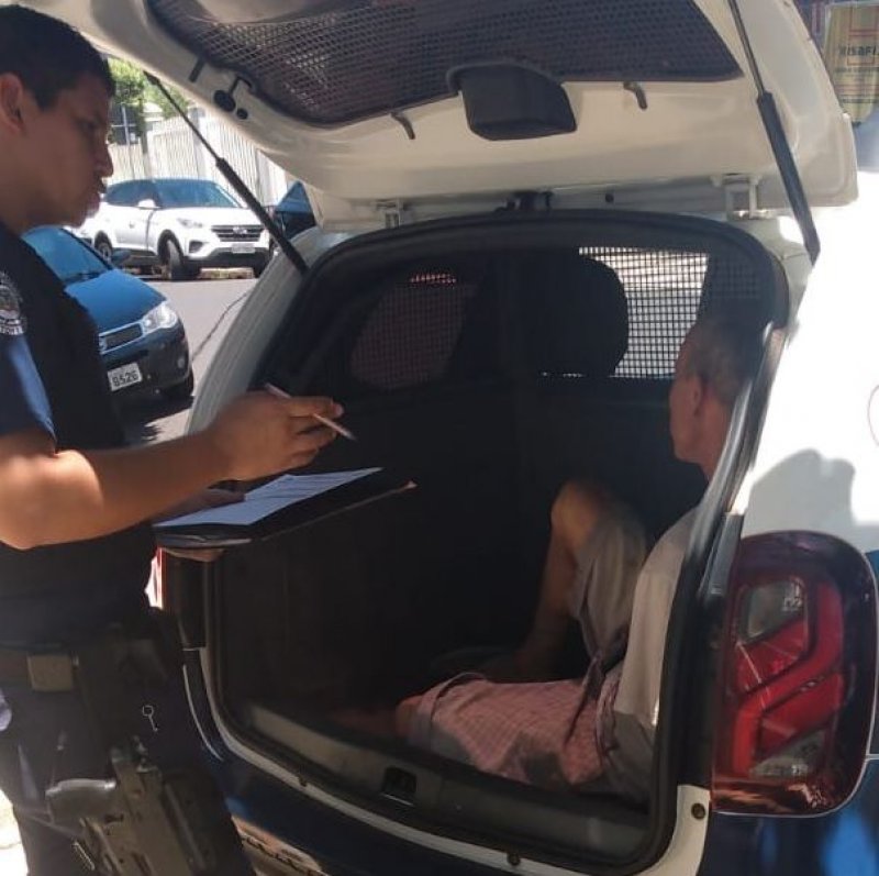 Marceneiro que despejou cola de sapateiro na esposa é solto após audiência de custódia