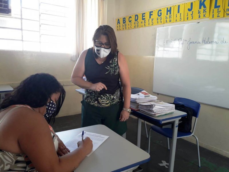 Pais conferem medidas de segurança das escolas para volta às aulas presenciais