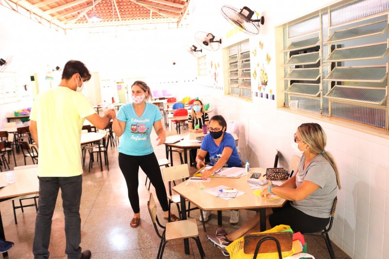 Prefeito Caique Rossi acompanha preparação das escolas