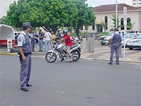 Polícia Militar distribui cartilhas educativas a motoristas