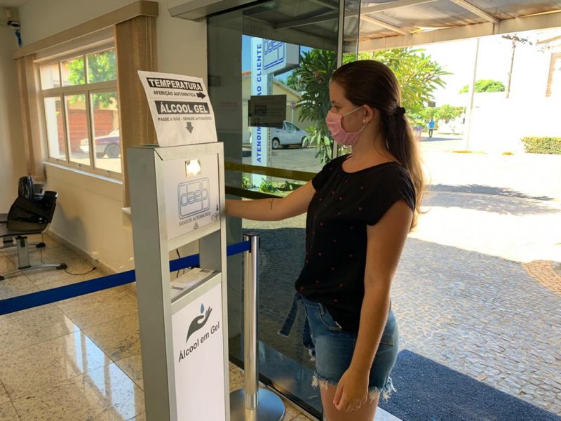 Daep instala medidor automático de temperatura e dosador de álcool gel