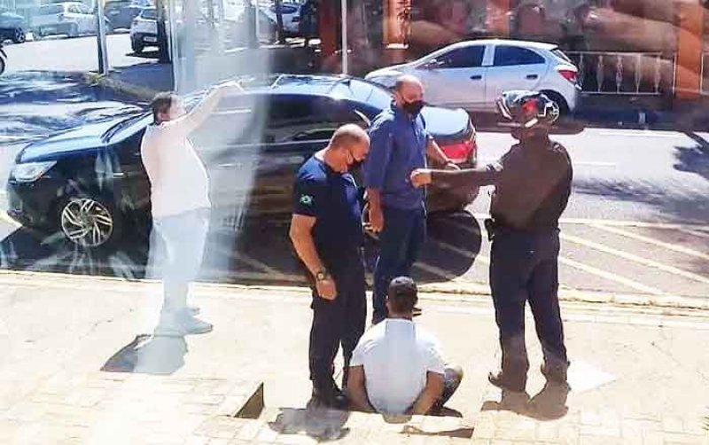Prefeito de Birigui detém ladrão de celular em rua da cidade
