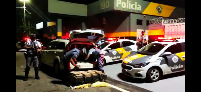 Motorista é preso transportando tijolos de maconha na Assis