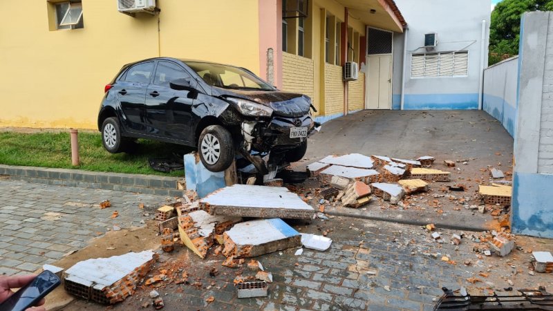 Carro bate em muro da Prefeitura de Barbosa