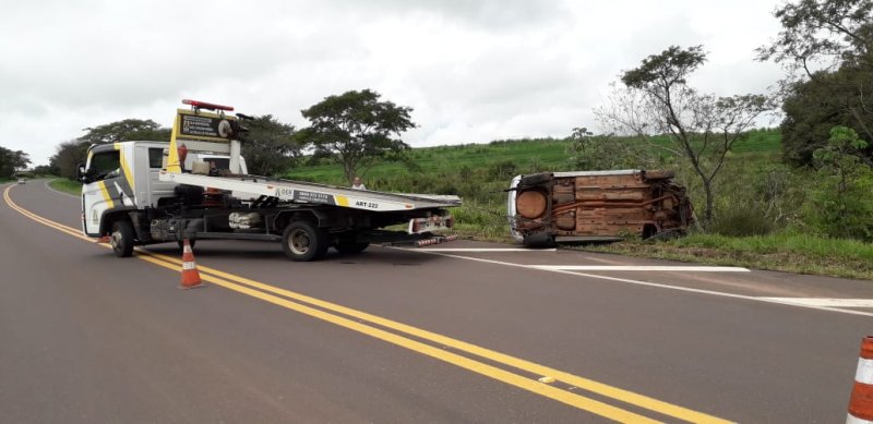 Motorista perde controle e carro cai em barranco