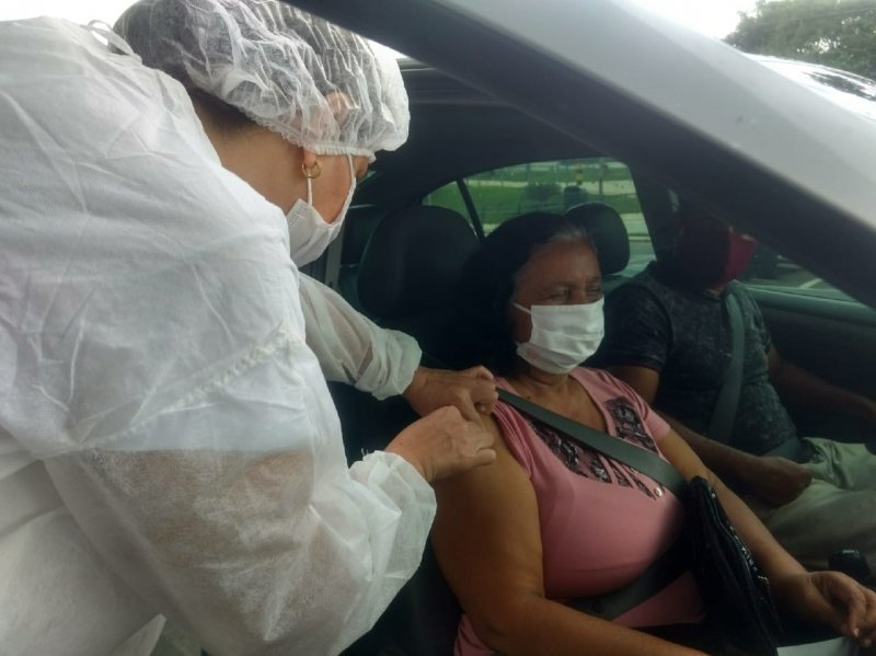 Segunda dose: Idosos de 85 a 89 anos podem se vacinar hoje em drive-thru