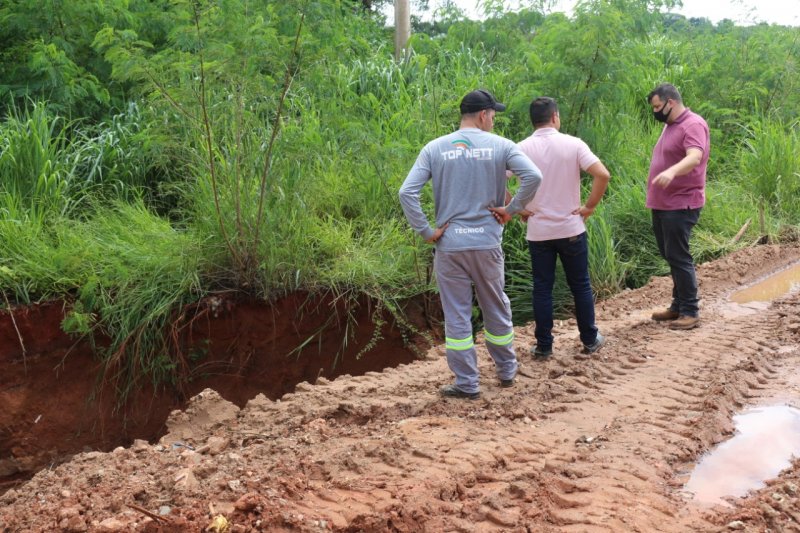 Secretaria Municipal de Obras corrige erosão próxima à estrada Armando Viana Egreja