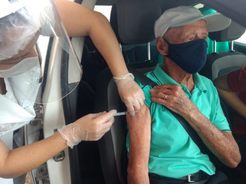 Drive-thru de vacinação continua hoje para idosos com mais de 75 anos