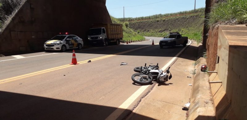 Jovem fica gravemente ferida após cair de viaduto