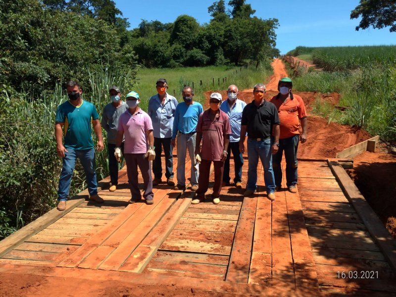 Obras: Prefeitura reconstrói ponte do Córrego do Retiro
