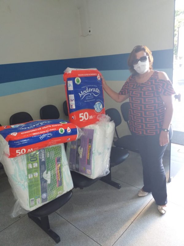 Sincomercio faz doação de fraldas à Santa Casa