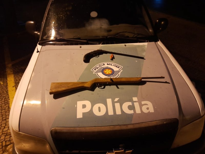 Aposentado é preso por porte de arma e autuado por maus tratos a cão