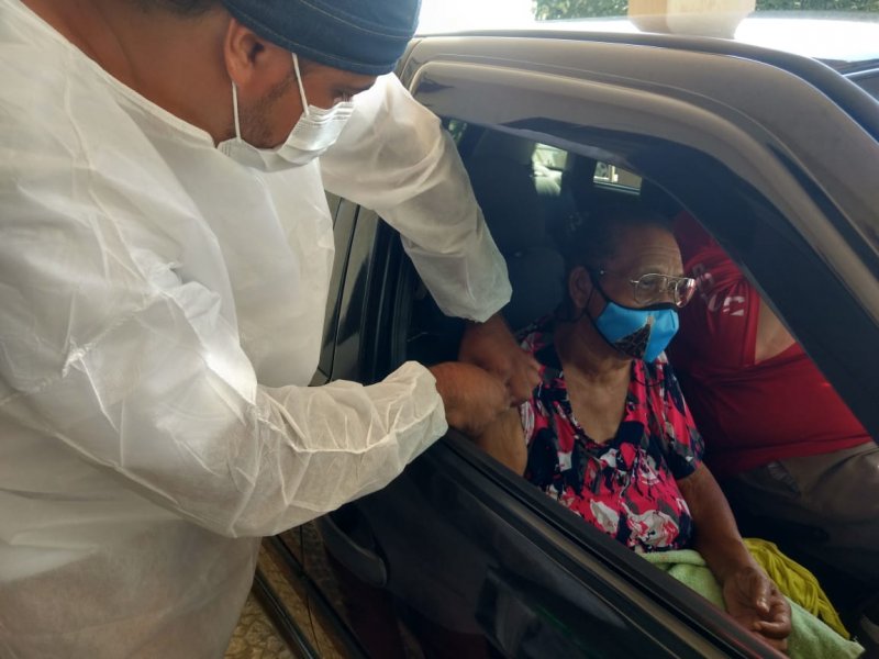 Drive-thru: Vacinação para idosos acima de 72 anos começa hoje