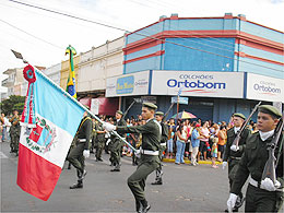 Comemoração: População prestigia desfile de aniversário da cidade